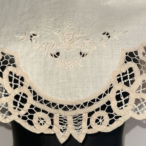 Very large vintage creamy tan floral embroidered collar with Battenberg lace - Picture 2 of 8